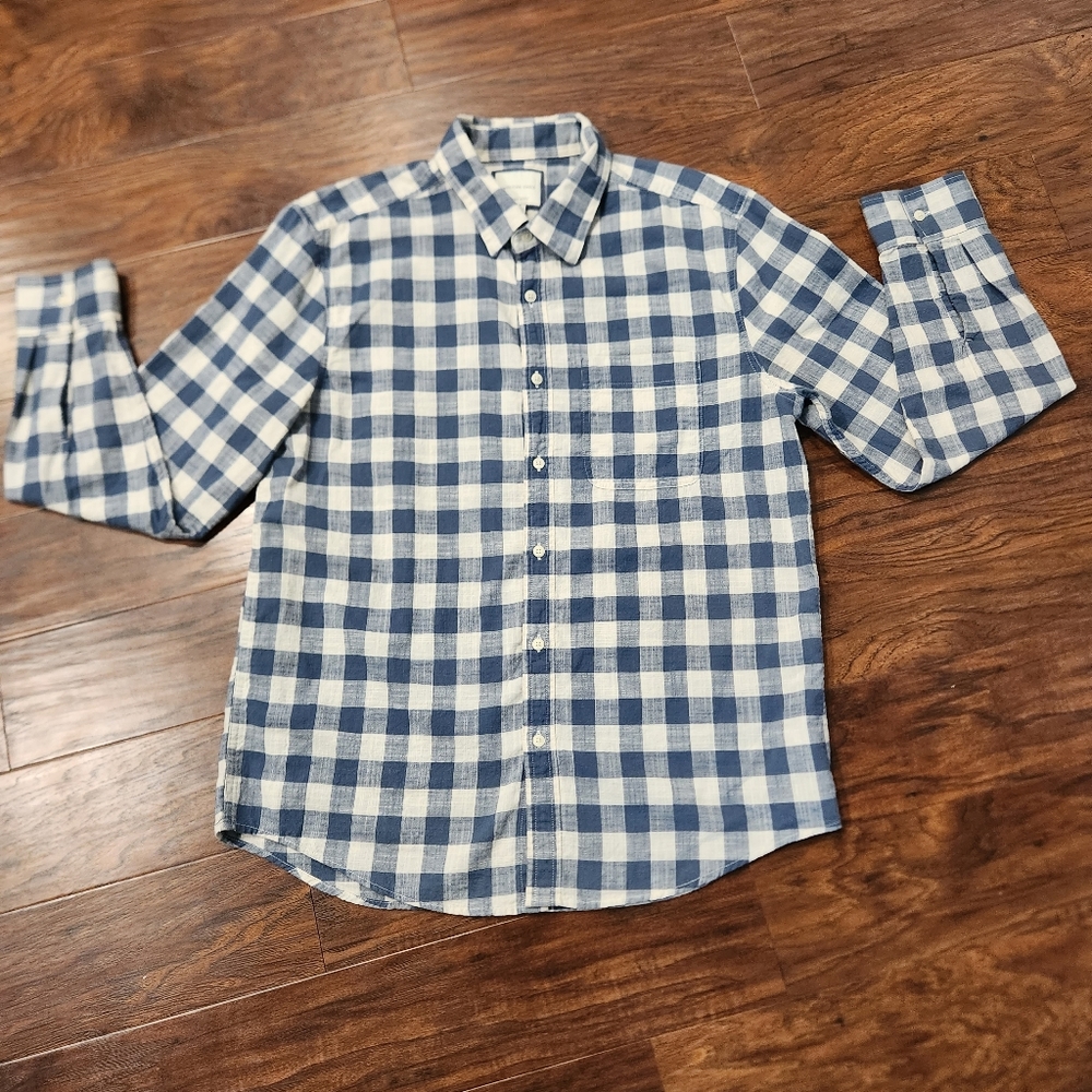 American Eagle men's super soft button up shirt
